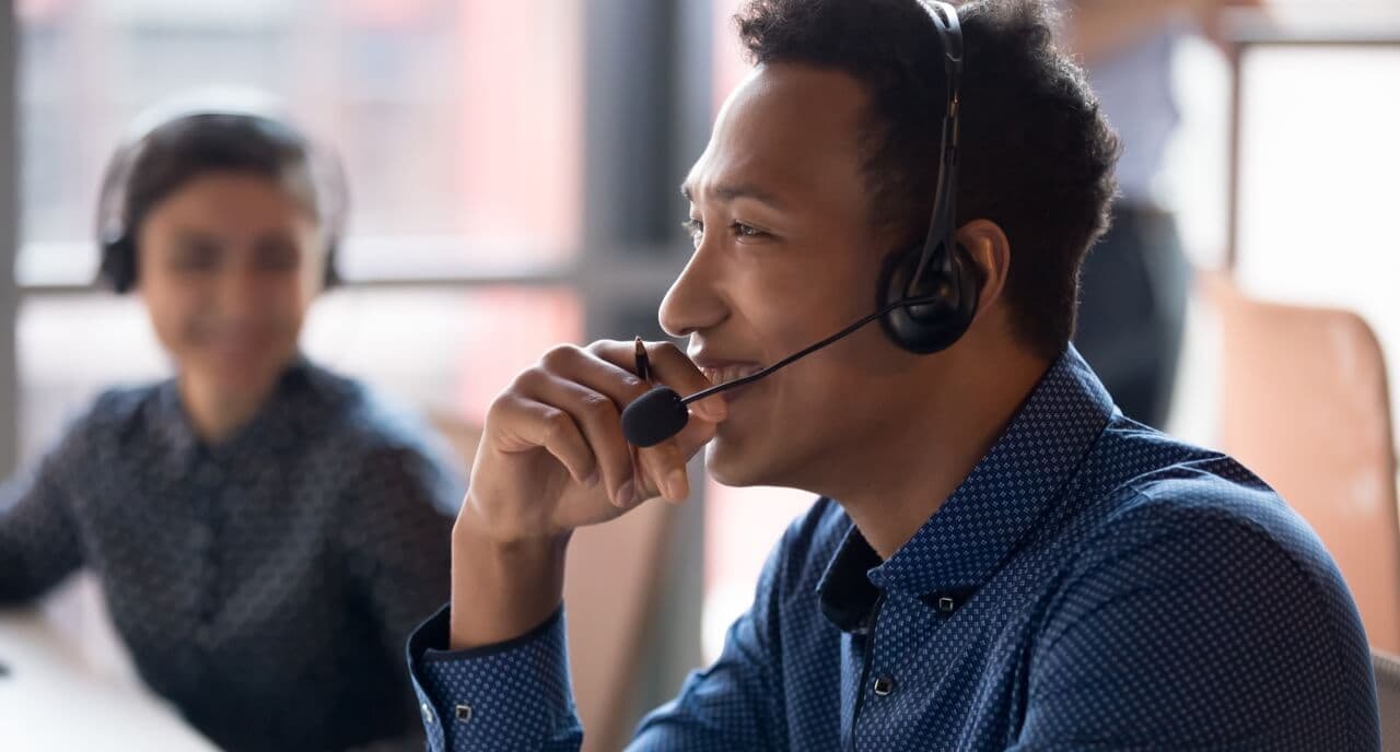 Customer support representative talking on the phone with a VONVENDI® patient.