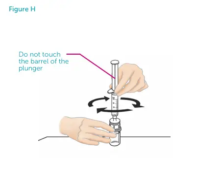 Hands connecting the Mix2Vial to the syringe.